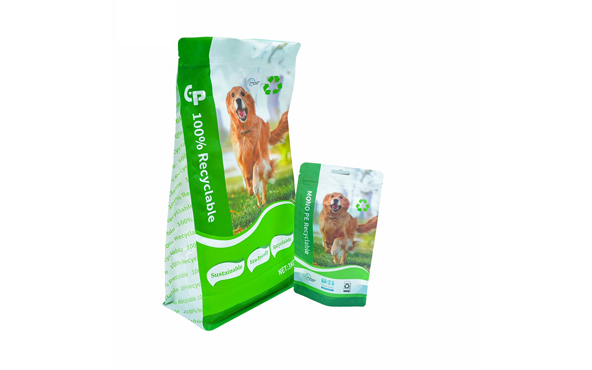 Embalaje de alimentos para mascotas sostenibles ecol&oacute;gicos con s&iacute;mbolo reciclable y dise&ntilde;o verde